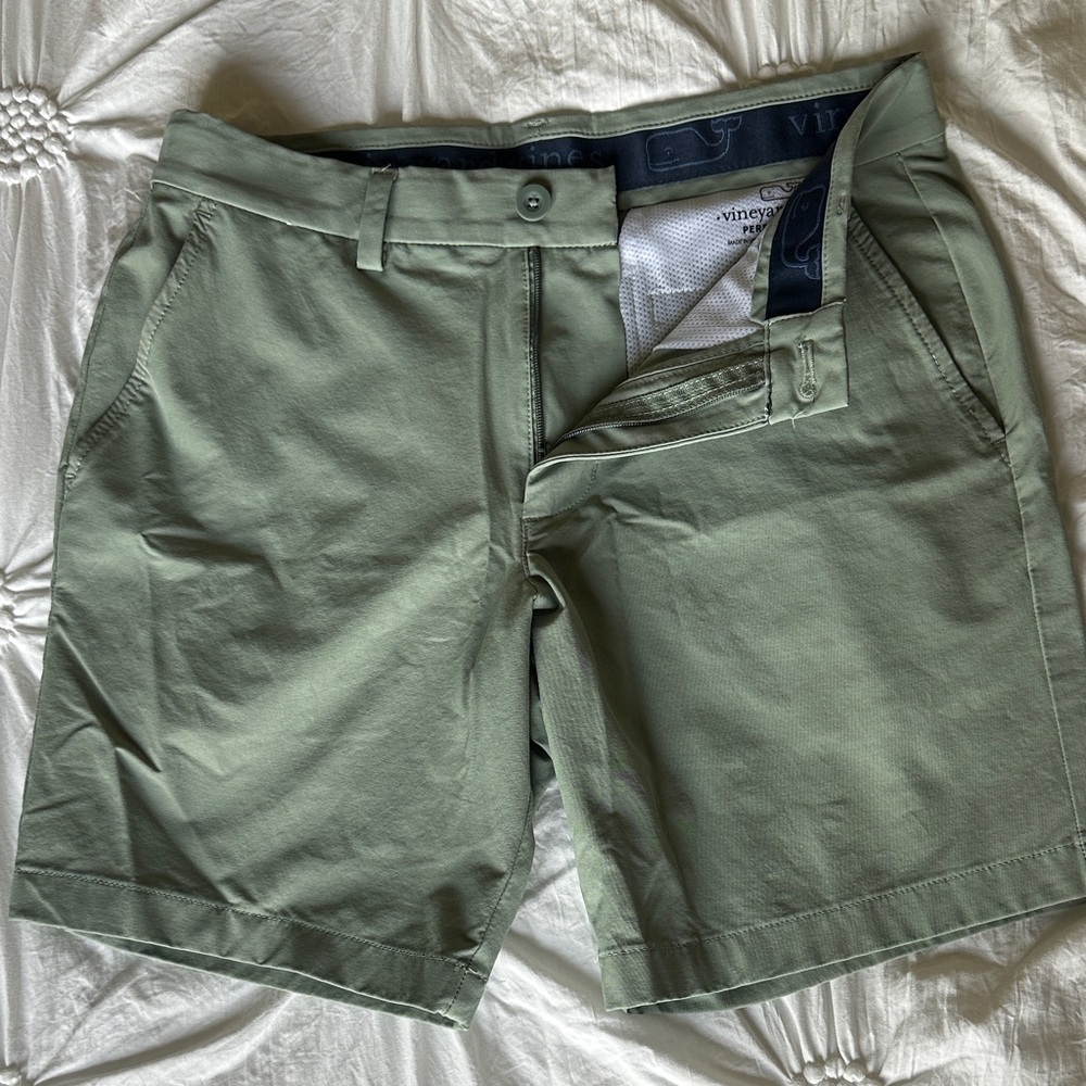 ✅Vineyard Vines Men's Olive green Shorts. Waist 28”. Worn twice.